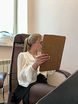 mur girl online show from 20, 2, 2025