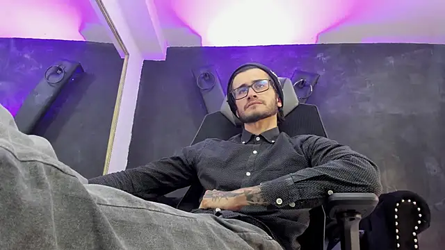 Loggan donnelly online show from 8, 10, 2025