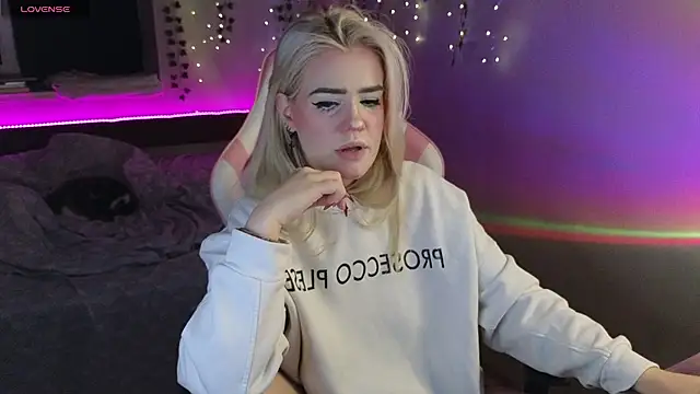 RedVelveten online show from 9, 10, 2025