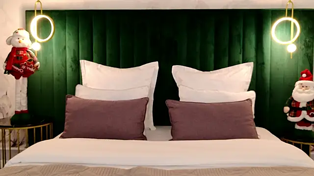 Snapshot of milaleoneli chatting on 2, 12, 2025 milaleoneli online show from 2, 12, 2025