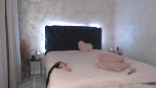 queenzoora online show from 10, 2, 2025