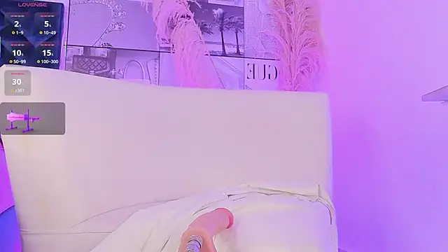 Snapshot of MiaCavallii_ chatting on 30, 10, 2025 MiaCavallii online show from 30, 10, 2025