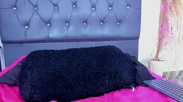 Miaelliee online show from 25, 12, 2024