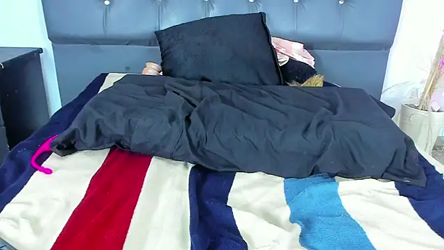 Miaelliee online show from 1, 1, 2025