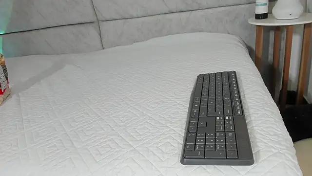 naomiii   online show from 10, 4, 2026