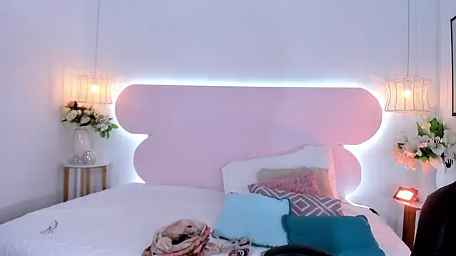 naomiii   online show from 1, 10, 2025