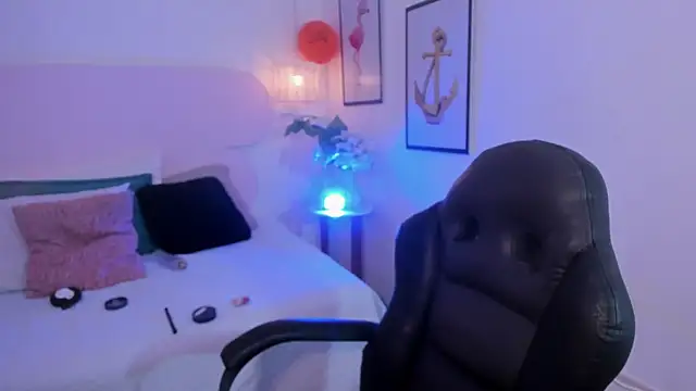 naomiii   online show from 14, 10, 2025