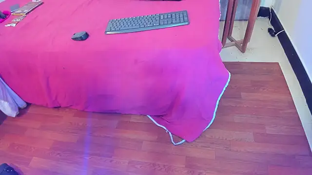 naomiii   online show from 11, 11, 2025