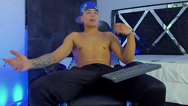 SantiagoReyesFtt online show from 31, 12, 2024