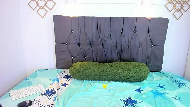 Skarleth018 online show from 13, 2, 2025