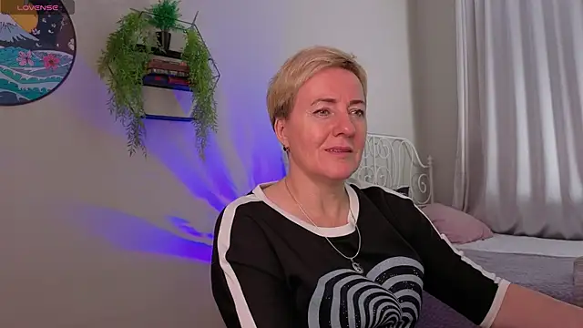 Nika Smit online show from 8, 11, 2025