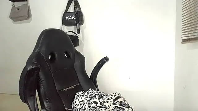 Snapshot of bigcrisblack chatting on 4, 10, 2025 bigcrisblack online show from 4, 10, 2025