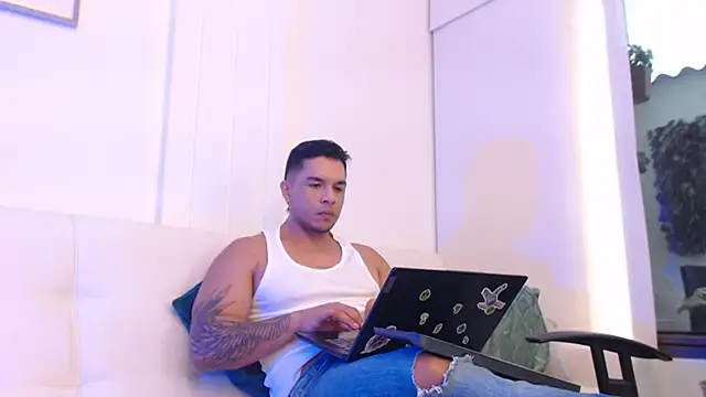 estebandelouis online show from 5, 3, 2025