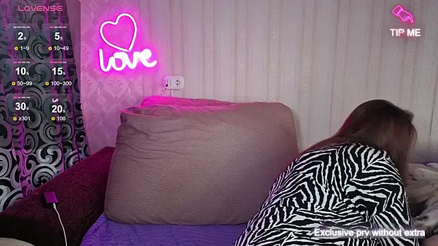 Snapshot of KellyCrystall chatting on 6, 11, 2025 KellyCrystall online show from 6, 11, 2025