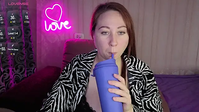 Snapshot of KellyCrystall chatting on 8, 11, 2025 KellyCrystall online show from 8, 11, 2025