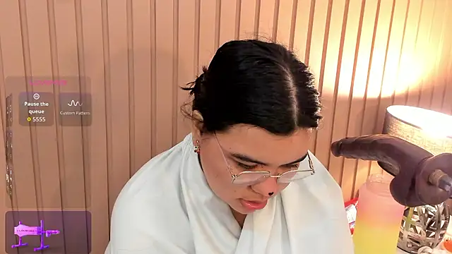 Snapshot of klhoe_boobs chatting on 2, 2, 2026 klhoe boobs online show from 2, 2, 2026