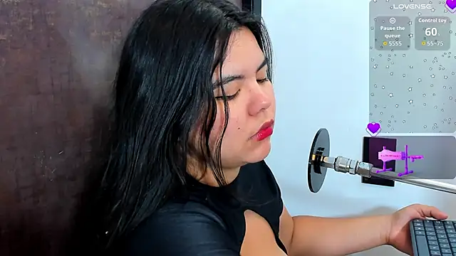 klhoe boobs online show from 14, 11, 2025