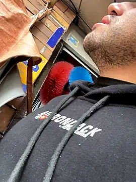 JuanZapata33 online show from 26, 11, 2025