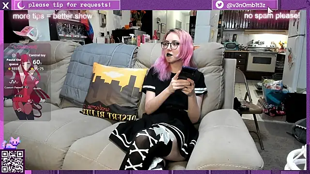 Snapshot of v3n0mb1t3z chatting on 8, 11, 2025 v3n0mb1t3z online show from 8, 11, 2025