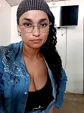 Snapshot of luna_hell chatting on 17, 5, 2026 luna hell online show from 17, 5, 2026