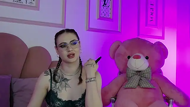 Abby  White online show from 17, 4, 2026