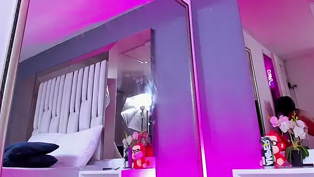 Kitty Eliffe online show from 1, 3, 2025