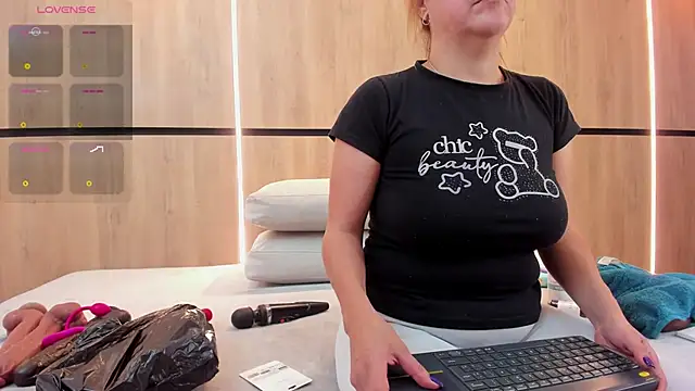 adela chase online show from 31, 10, 2025