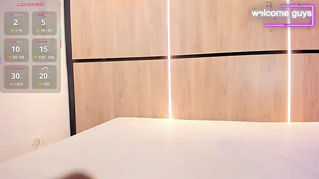 adela chase online show from 17, 10, 2025