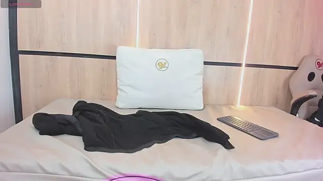 adela chase online show from 23, 12, 2025