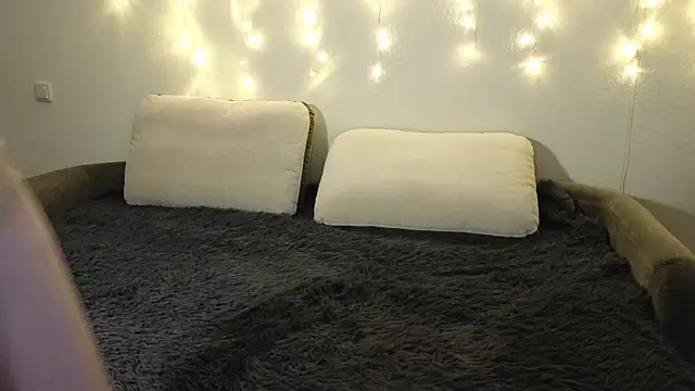 Tutti Frutt1s online show from 25, 1, 2025