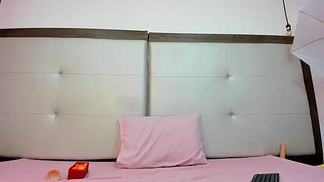 Snapshot of Alisson_Freckles chatting on 1, 2, 2025 Alisson Freckles online show from 1, 2, 2025