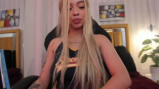 Snapshot of pettit_courtny chatting on 27, 11, 2025 pettit courtny online show from 27, 11, 2025