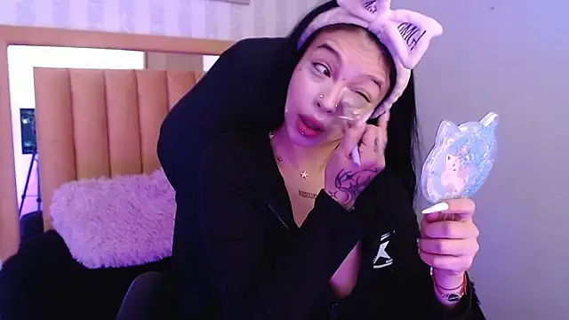 Snapshot of pettit_courtny chatting on 31, 10, 2025 pettit courtny online show from 31, 10, 2025