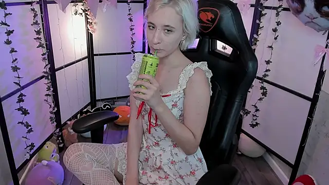 Snapshot of TaylorLunar chatting on 9, 10, 2025 TaylorLunar online show from 9, 10, 2025