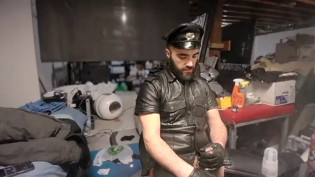 Snapshot of leatherpupmtl chatting on 16, 12, 2024 leatherpupmtl online show from 16, 12, 2024