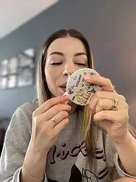 Mia Ethan online show from 23, 4, 2026