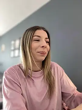 Mia Ethan online show from 5, 4, 2026