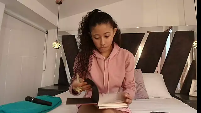 Snapshot of Milkdulce1 chatting on 1, 10, 2025 Milkdulce1 online show from 1, 10, 2025