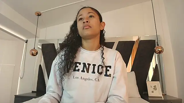 Snapshot of Milkdulce1 chatting on 11, 11, 2025 Milkdulce1 online show from 11, 11, 2025