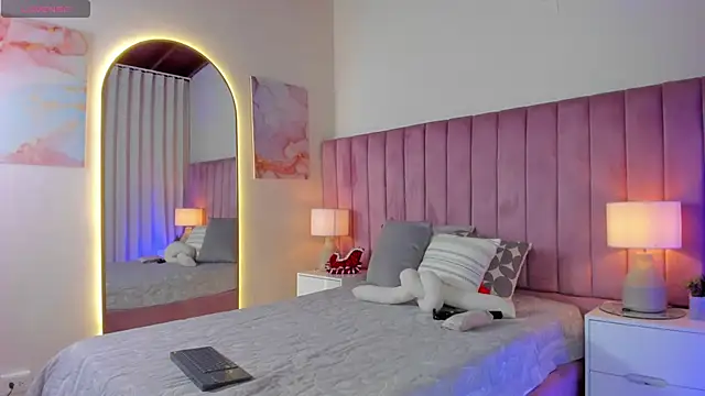 Aleja arango1 online show from 24, 11, 2025