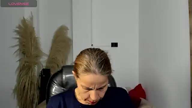 Milf karlye online show from 1, 4, 2026