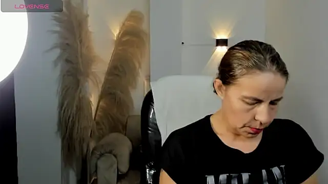 Milf karlye online show from 15, 4, 2026