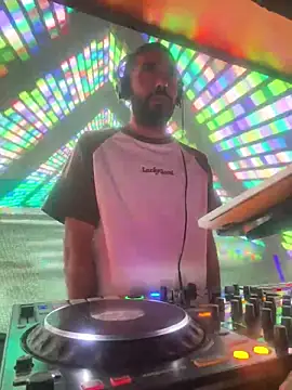 Snapshot of djtimka chatting on 11, 10, 2025 djtimka online show from 11, 10, 2025