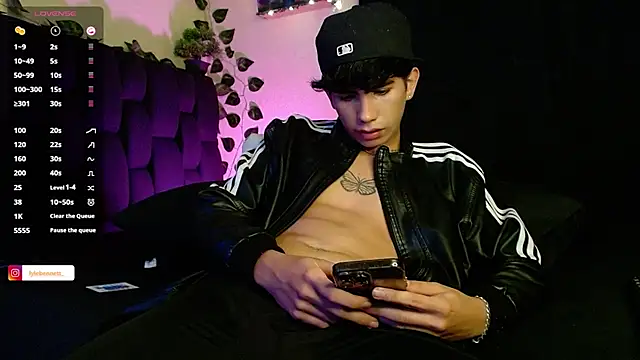 LyleBennett  online show from 3, 2, 2025