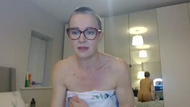 ELEGANT-ARIA36 online show from 6, 3, 2025