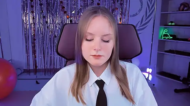 Snapshot of VivienLeeigh chatting on 8, 3, 2025 VivienLeeigh online show from 8, 3, 2025