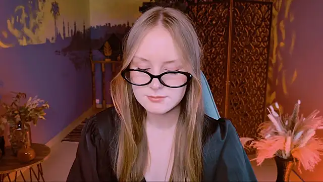 Snapshot of VivienLeeigh chatting on 24, 9, 2025 VivienLeeigh online show from 24, 9, 2025