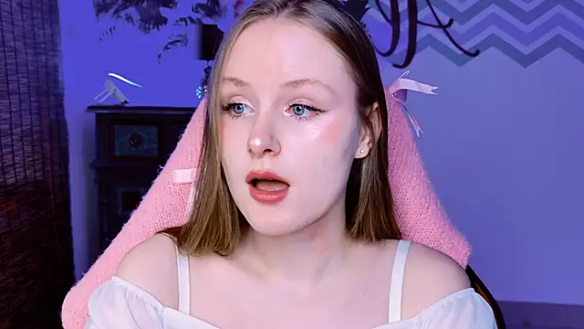 Snapshot of VivienLeeigh chatting on 5, 10, 2025 VivienLeeigh online show from 5, 10, 2025