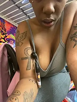 Snapshot of MsSapPhire500 chatting on 4, 10, 2025 MsSapPhire500 online show from 4, 10, 2025