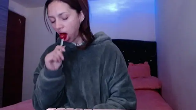 Snapshot of holy_juli chatting on 11, 7, 2026 holy juli online show from 11, 7, 2026